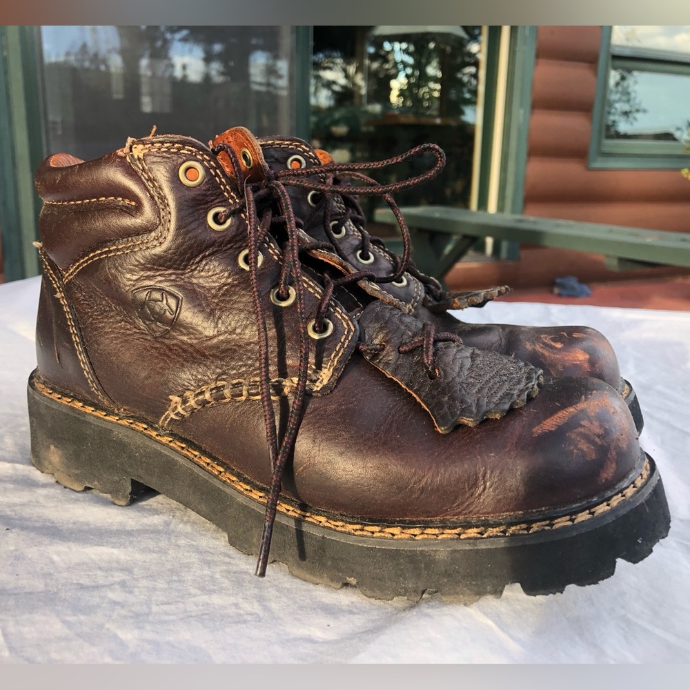 LIKE NEW waterproofed Ariat Canyon boots, workbooks, hiking boots, size 7B